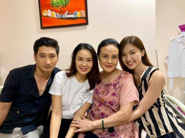 NSND Hoàng Cúc trên phim trường Hoa Hồng Trên Ngực Trái.