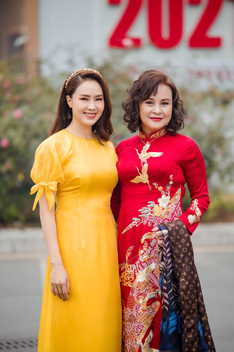 Hồng Diễm chia sẻ trên trang cá nhân ảnh chụp chung giữa cô và NSND Hoàng Cúc.