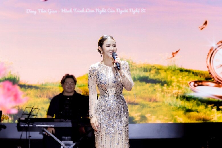 Nữ ca sĩ Bảo Trâm Idol tới ủng hộ các đàn em.