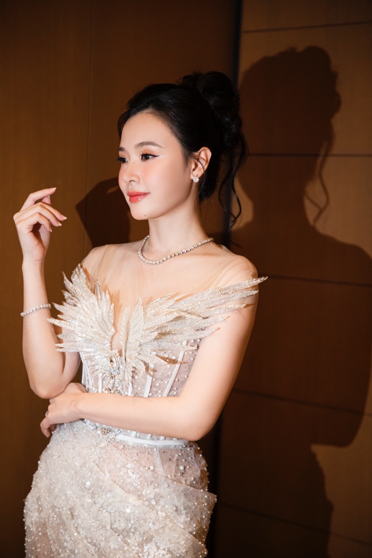 Sau khi lấy chồng, cô được nhận xét ngày càng lột xác, trở nên quyến rũ hơn.