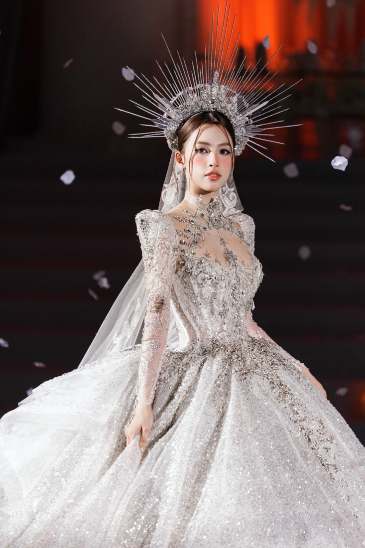 Hoa hậu Tiểu Vy diện bộ đầm đính kết cầu kỳ, được nhận xét có thần thái như một nữ thần.