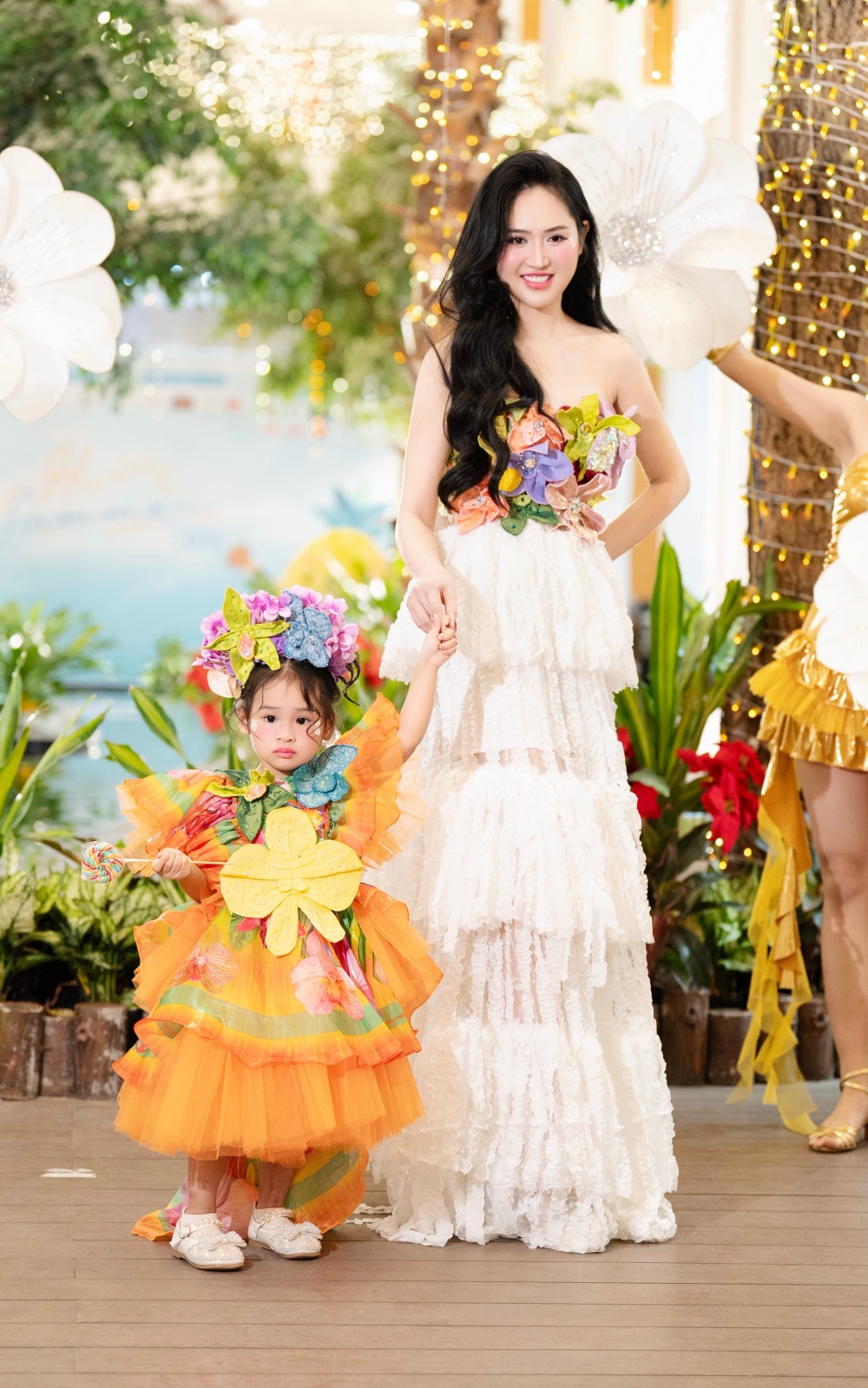 Cuối tuần qua, Á hậu Trúc Ny cùng con gái thu hút sự chú ý khi cùng trình diễn thời trang.