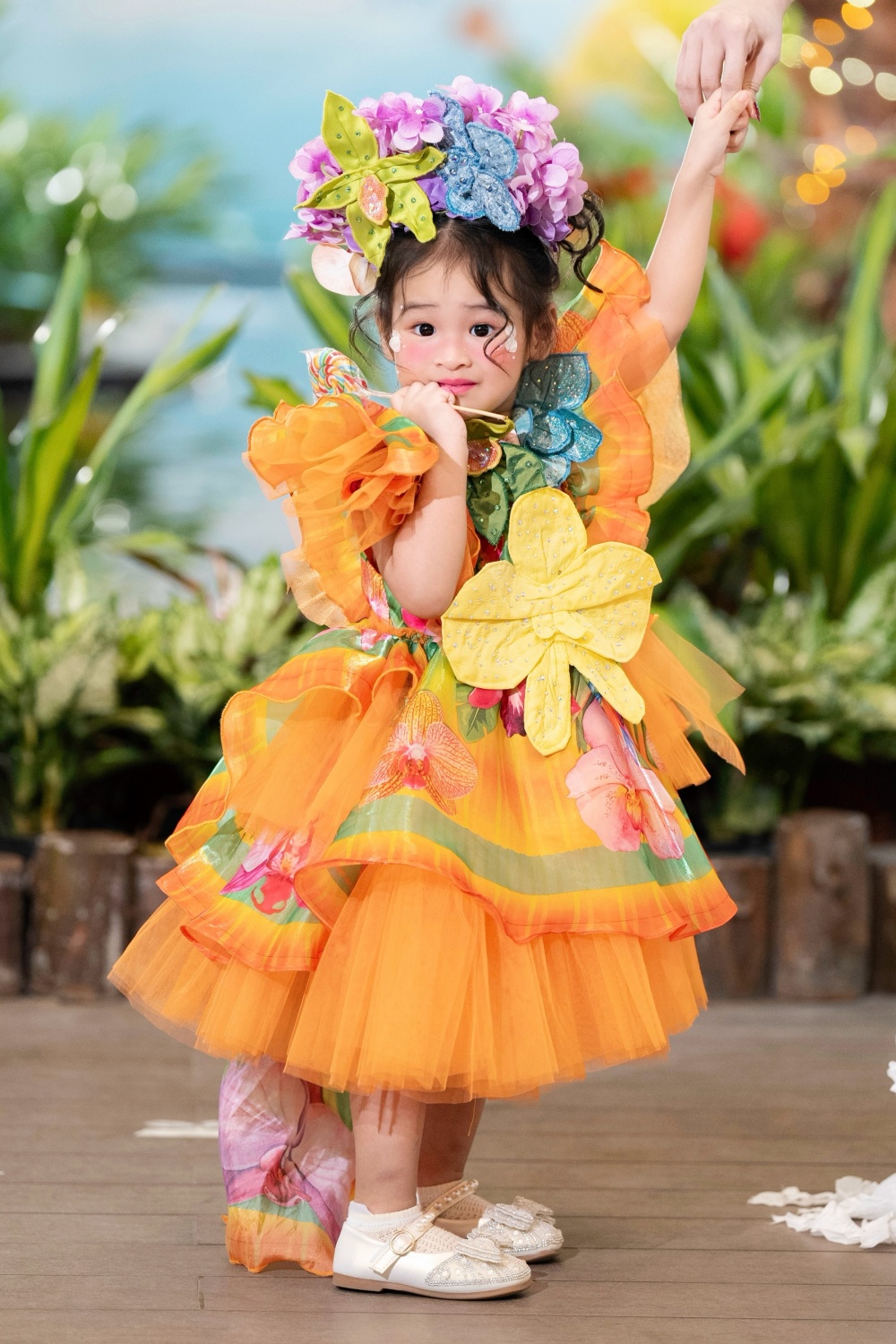 Hơn 20 tháng, bé Moniz đã theo học lớp catwalk, nói song ngữ tiếng Việt - tiếng Anh.