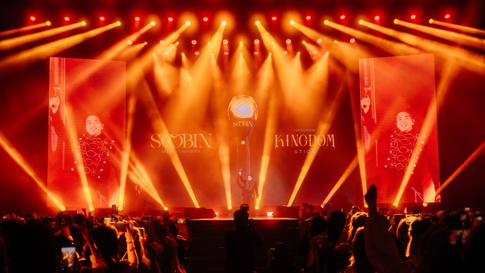 Bên cạnh thông tin về concert, nam ca sĩ cùng ekip cũng công bố lightstick và logo KINGDOM gửi đến khán giả hâm mộ như món quà tri ân.