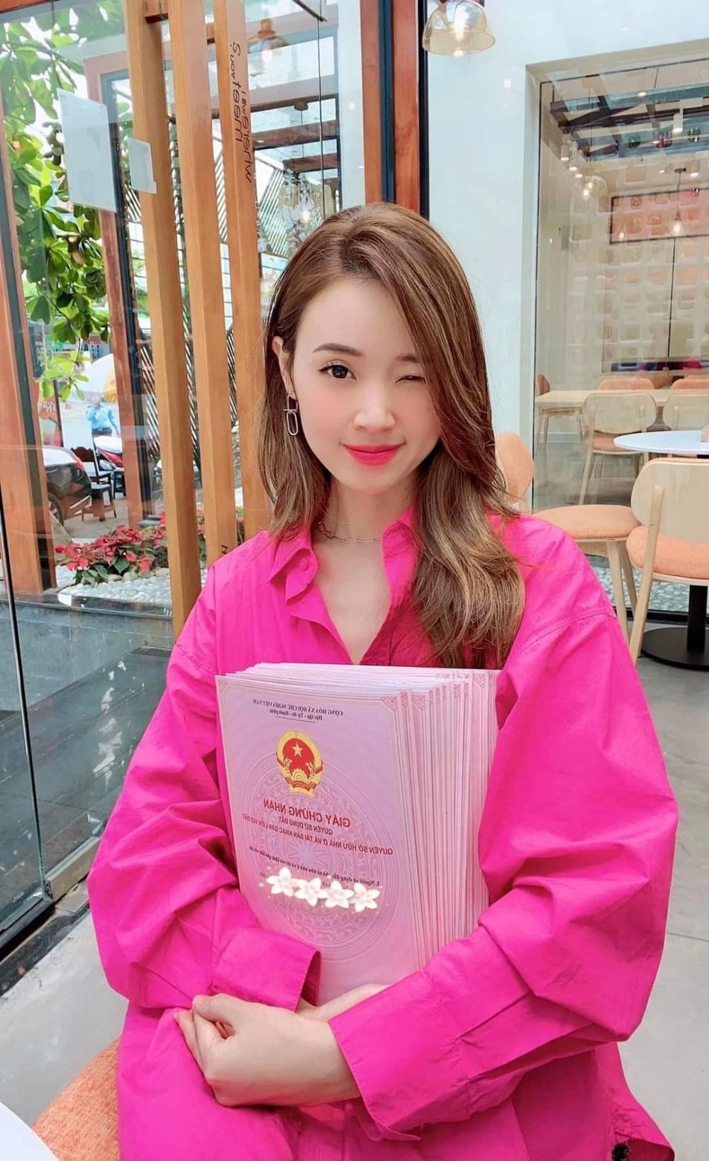 Trước khi kết hôn, cô từng chia sẻ hình ảnh ôm sấp sổ hồng khủng trên trang cá nhân khiến nhiều người ngưỡng mộ.