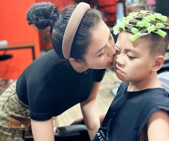 Cậu bé Minh Sơn nhất quyết từ chối những hành động thân mật với mẹ.