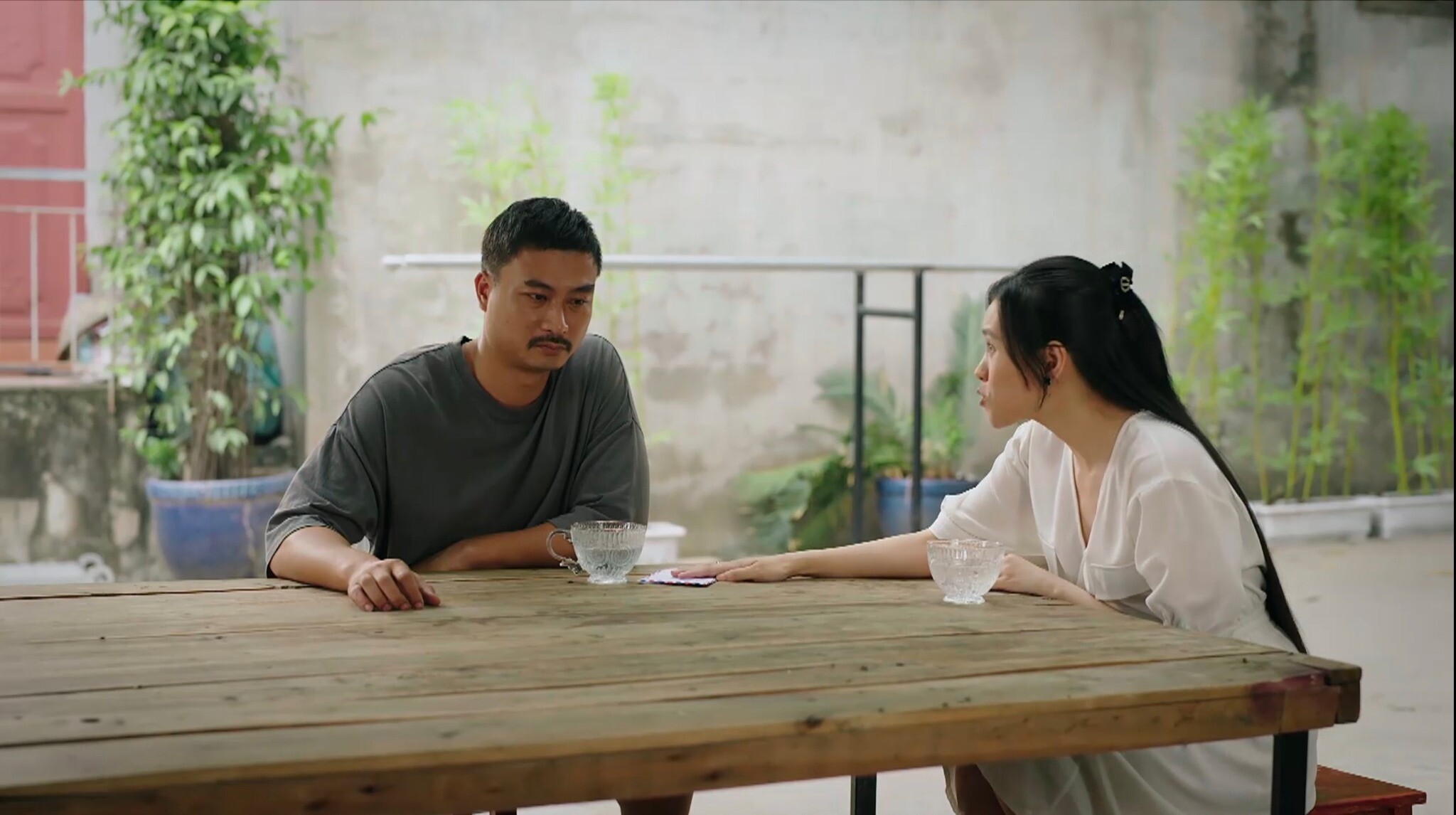 Tuyết dùng lời lẽ để thao túng Bắc, tung tin Phong đang muốn đuổi việc Bắc.