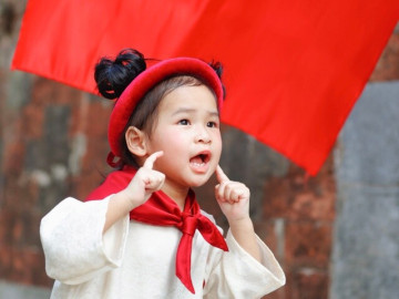 Mới 2 tuổi, con gái Á hậu Trúc Ny đã sử dụng song ngữ Anh - Việt, bập bẹ nói tiếng Trung