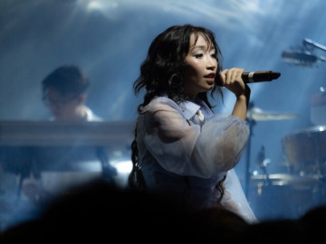 Mỹ Anh đầy cảm xúc trong minishow phases of the moon, sẵn sàng cho chuỗi biểu diễn quốc tế