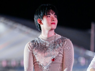 Hùng Huỳnh xúc động khi được hàng ngàn khán giả tổ chức sinh nhật trong đêm concert ở Huế