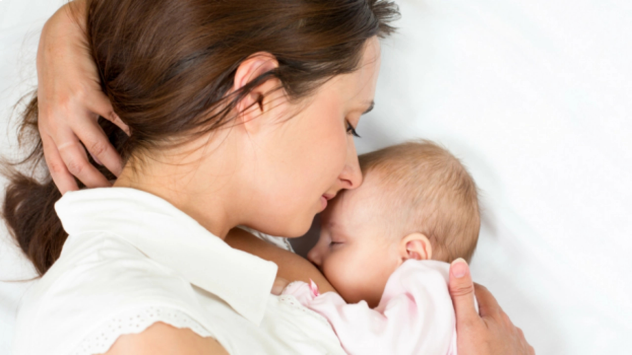 Mẹ bầu sinh mổ vẫn có thể cho con trải nghiệm gần như sinh thường nhờ phương pháp sinh kiểu mới - 1