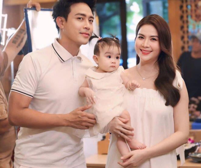 Vợ chồng Kha Ly - Thanh Duy bên con gái.