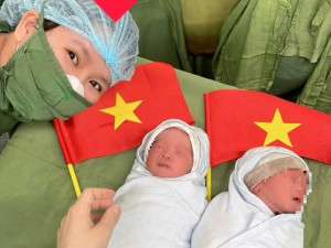 Cặp song sinh chào đời ngày 30/4, bố mẹ đặt cho cái tên nghe là biết yêu nước nồng nàn
