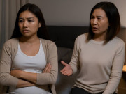 Bà bầu - Mẹ chồng không cho con dâu ngủ cùng chồng, tôi ấm ức mãi đến khi nghe lén cuộc điện thoại của bà