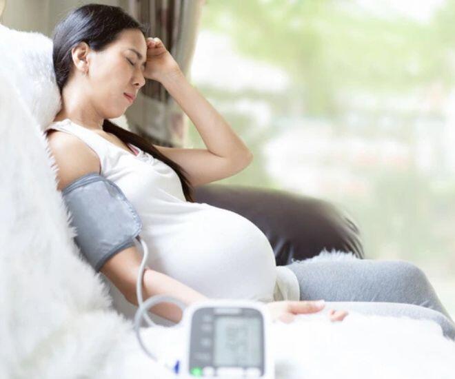 Mẹ bầu bị tăng huyết áp làm tăng nguy cơ em bé cũng bị tăng huyết áp.