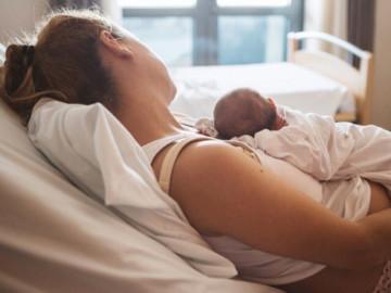 Kẹt xe giờ cao điểm, thai phụ suýt đẻ rơi trên đường đến bệnh viện