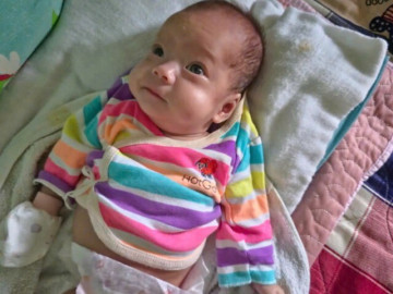 Hành trình mạnh mẽ của em bé 1kg: Từ viêm phổi sơ sinh đến nụ cười rạng rỡ ngoài cửa kính (P4)