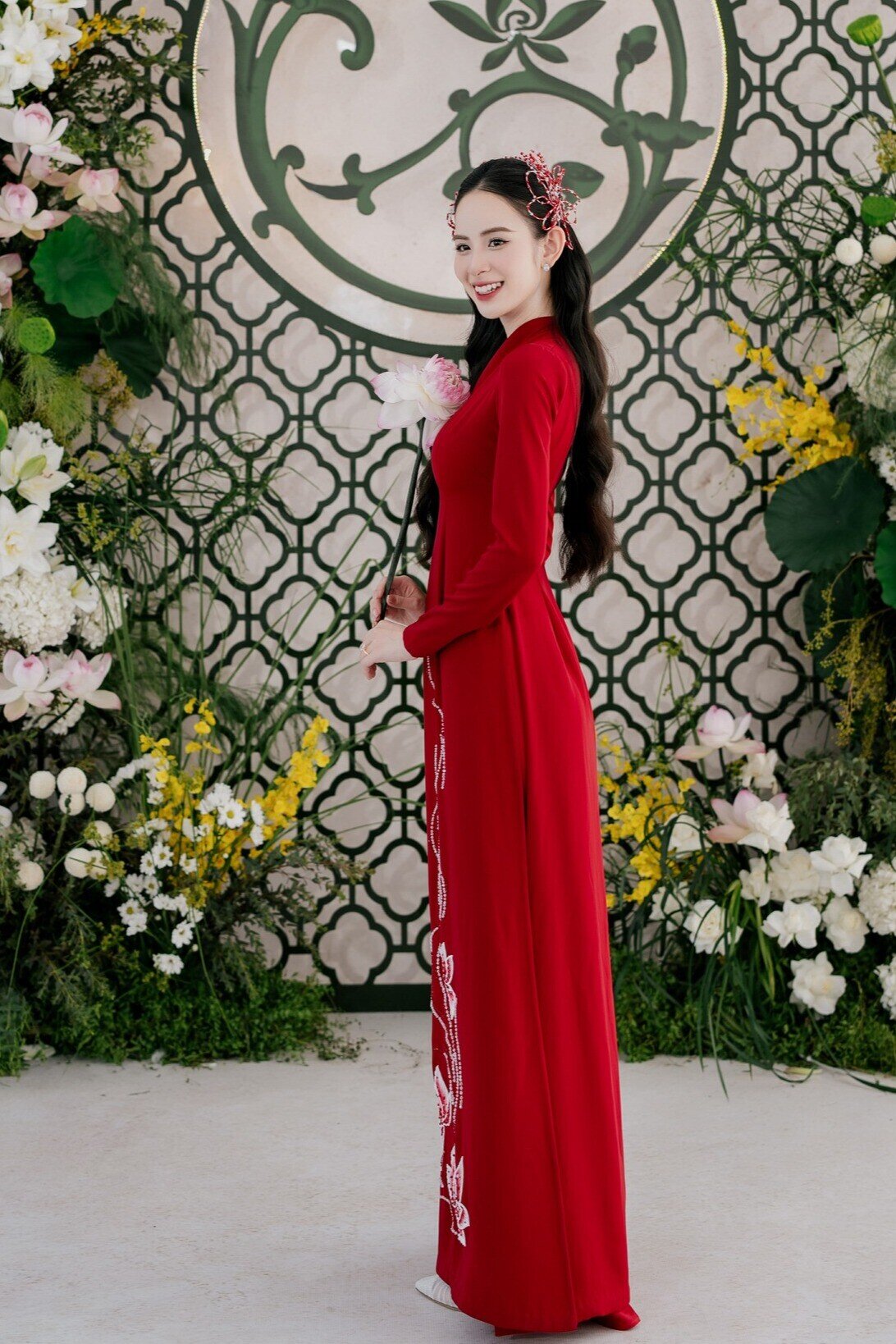 Phong cách chọn áo dài cưới hiện đại nhưng vẫn lưu giữ được những phong cách truyền thống giúp Hương Liên thêm ấn tượng hơn.