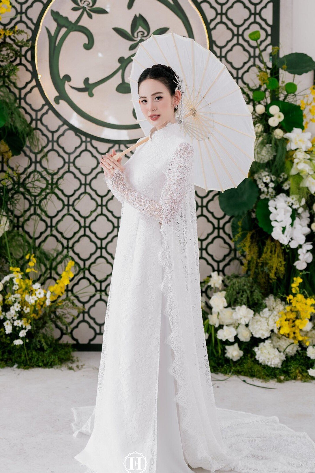 Nàng dâu chọn tông trang điểm nhẹ nhàng, tôn lên đường nét thanh thoát trên gương mặt.