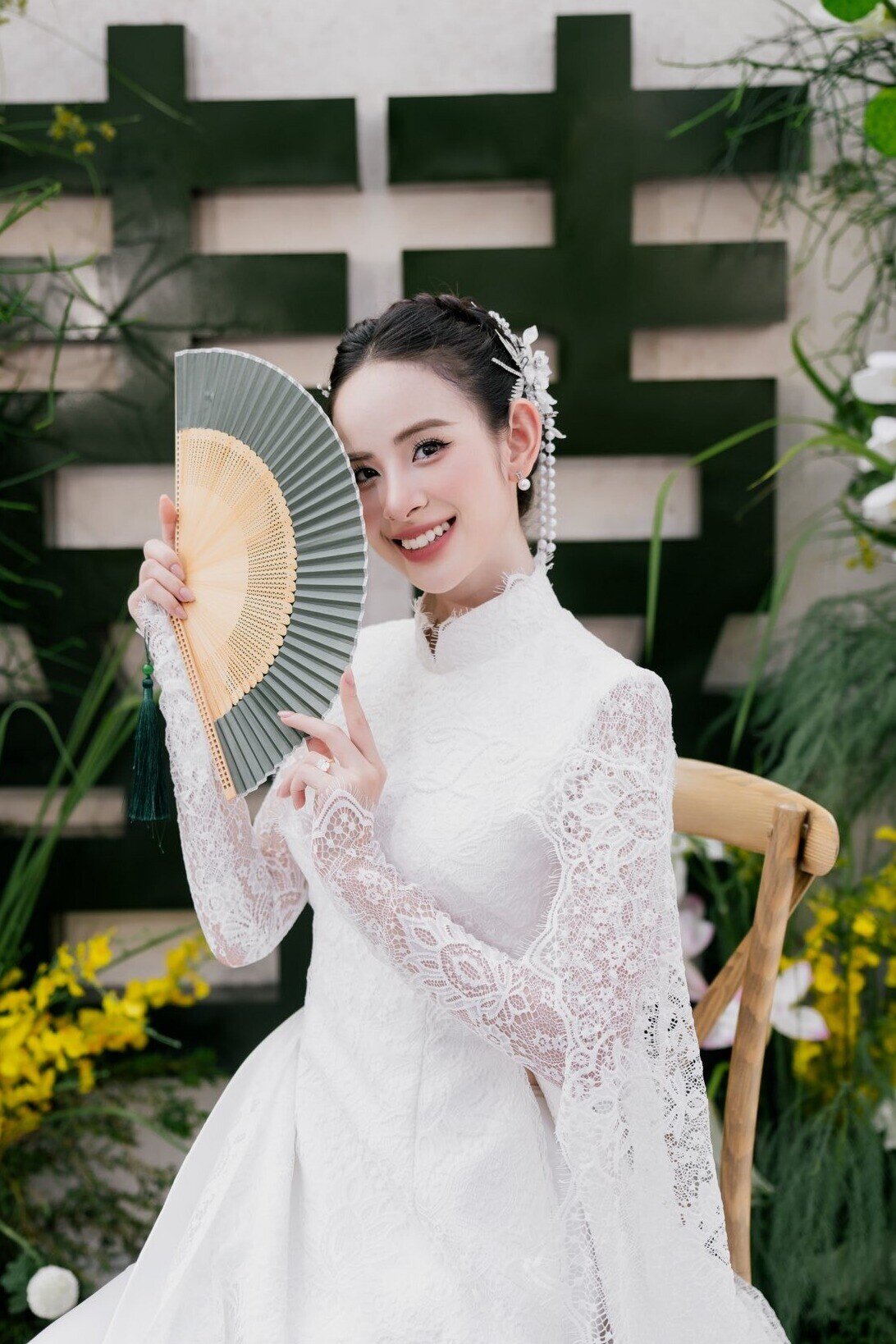 Hương Liên được khen xinh đẹp như nàng ngọc nữ với chiếc áo dài ren có áo choàng quyền quý.