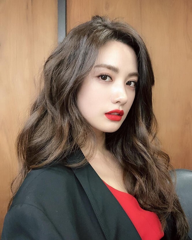 Rất nhiều người hâm mộ tò mò về cách làm đẹp của mỹ nhân xinh đẹp ấn tượng này. 