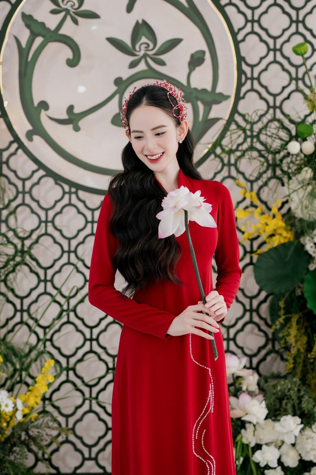 Chiếc áo dài lấy cảm hứng từ loài hoa sen, cũng là cái tên ấn tượng của nàng.