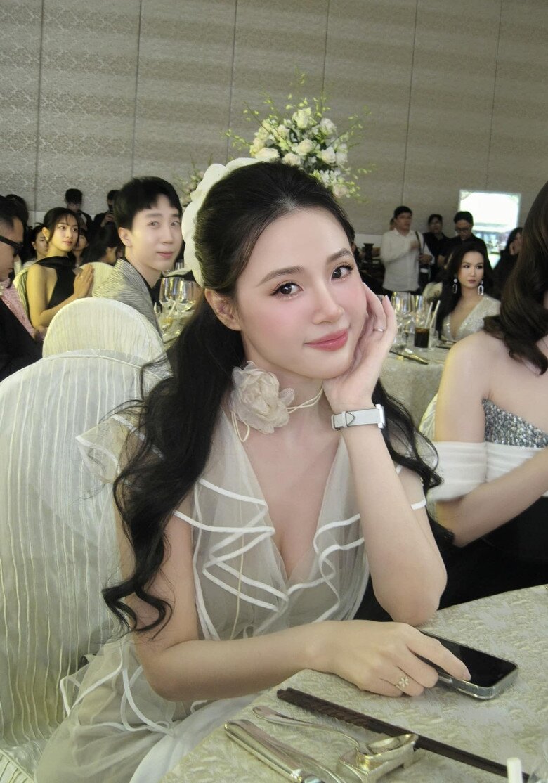 Tông nền makeup mỏng nhẹ, đồng nhất với màu da giúp Midu thêm hoàn hảo.