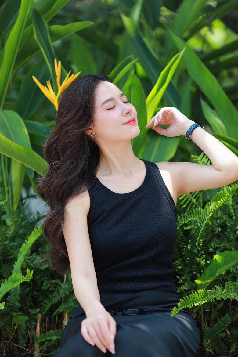 Cô sử dụng màu son phù hợp và đồng điệu với dáng môi.