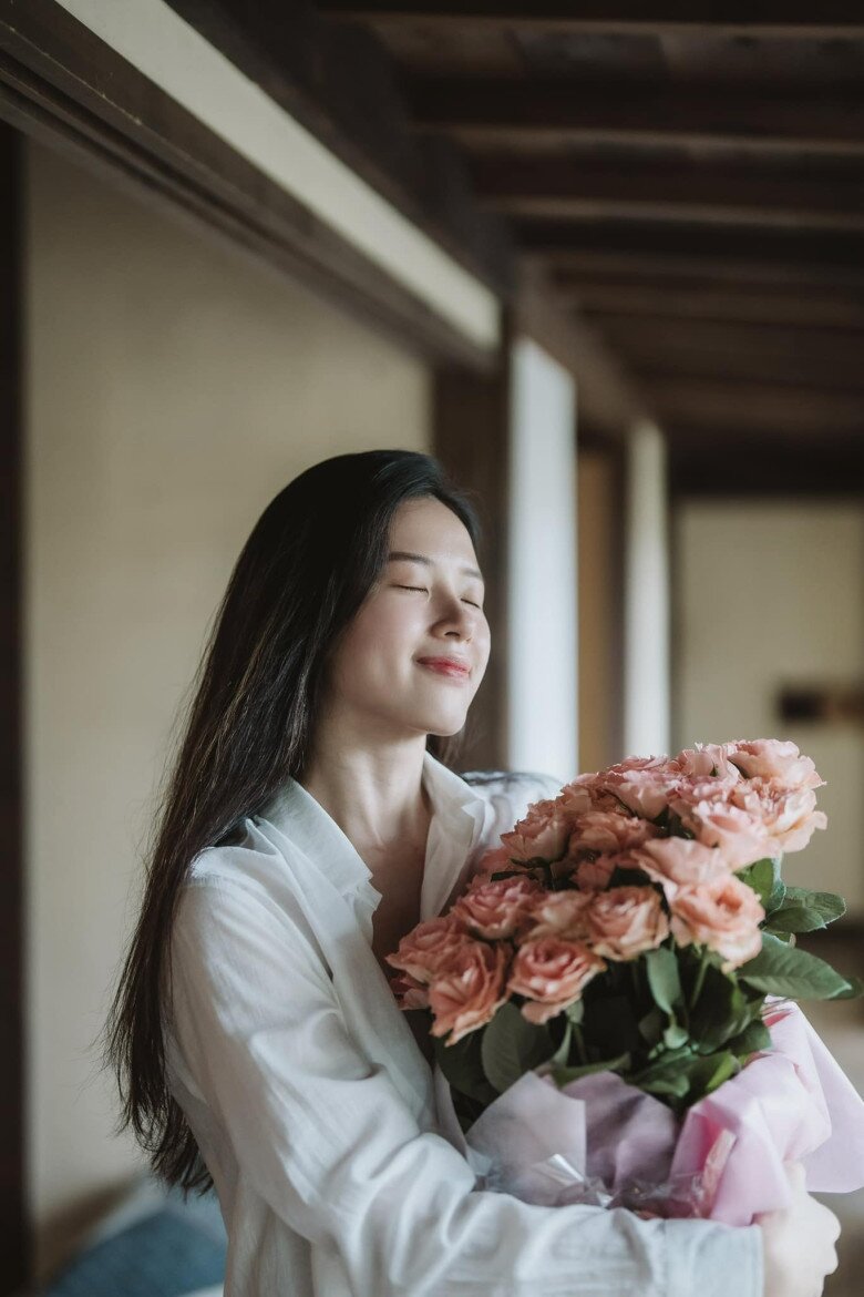 Midu thích để mặt mộc, trang điểm mỏng nhẹ và ít khi đánh khối gương mặt.