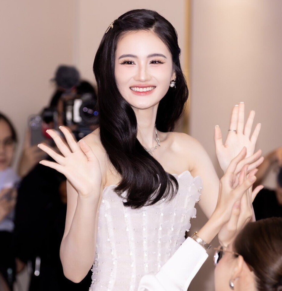 Ý Nhi Ngày Nào Còn Niềng Răng Bên Bạn Trai Giờ Đã Là Hoa Hậu Đình Đám.