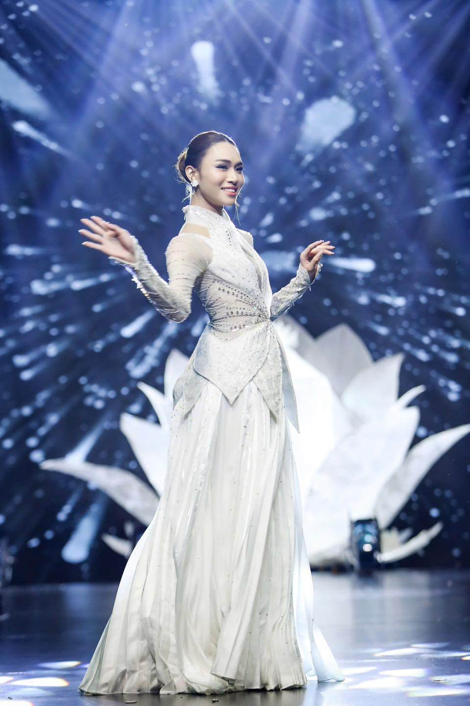 Hoa hậu Lê Hoàng Phương, Á hậu Quỳnh Châu nhận xét Minh Anh có gương mặt đẹp, nhiều tiềm năng đi sâu tại cuộc thi nên tìm cách giành về đội.