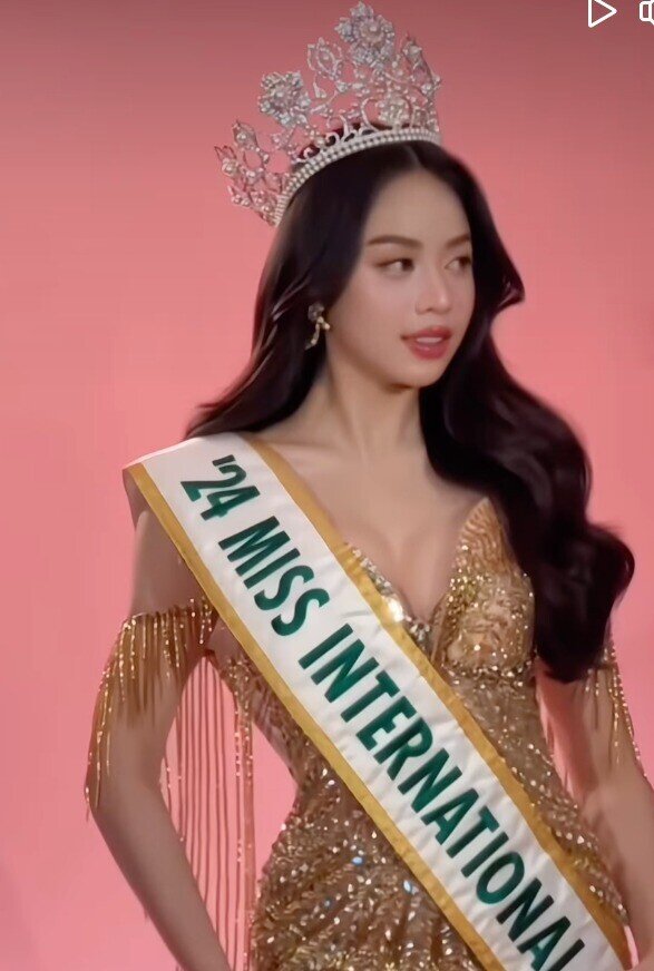 Thanh Thuỷ xuất hiện như nữ hoàng với chiếc đầm đính đá lấp lánh màu gold được làm riêng cho cô xuất hiện tại sự kiện quốc tế.