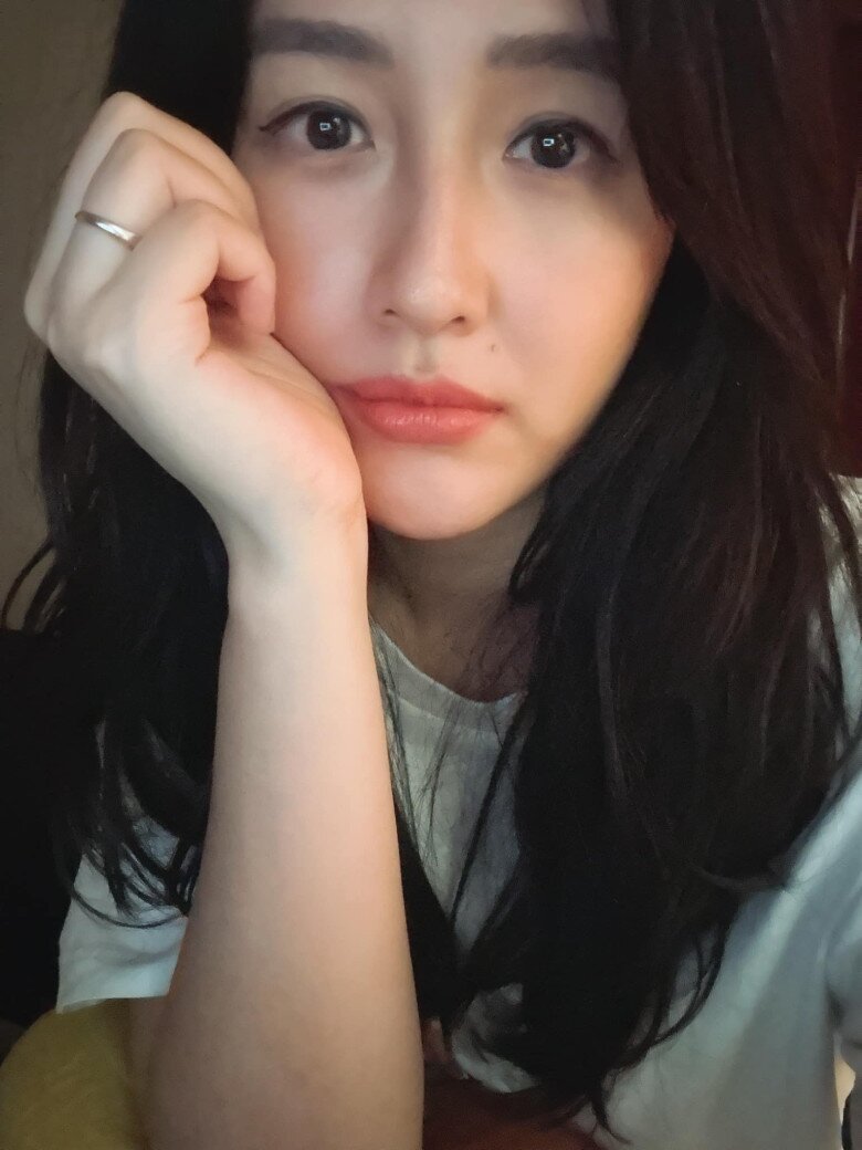 Mai Phương Thuý chỉ cần tô son hồng cam nhẹ nhàng cũng đủ xinh đẹp rực rỡ.