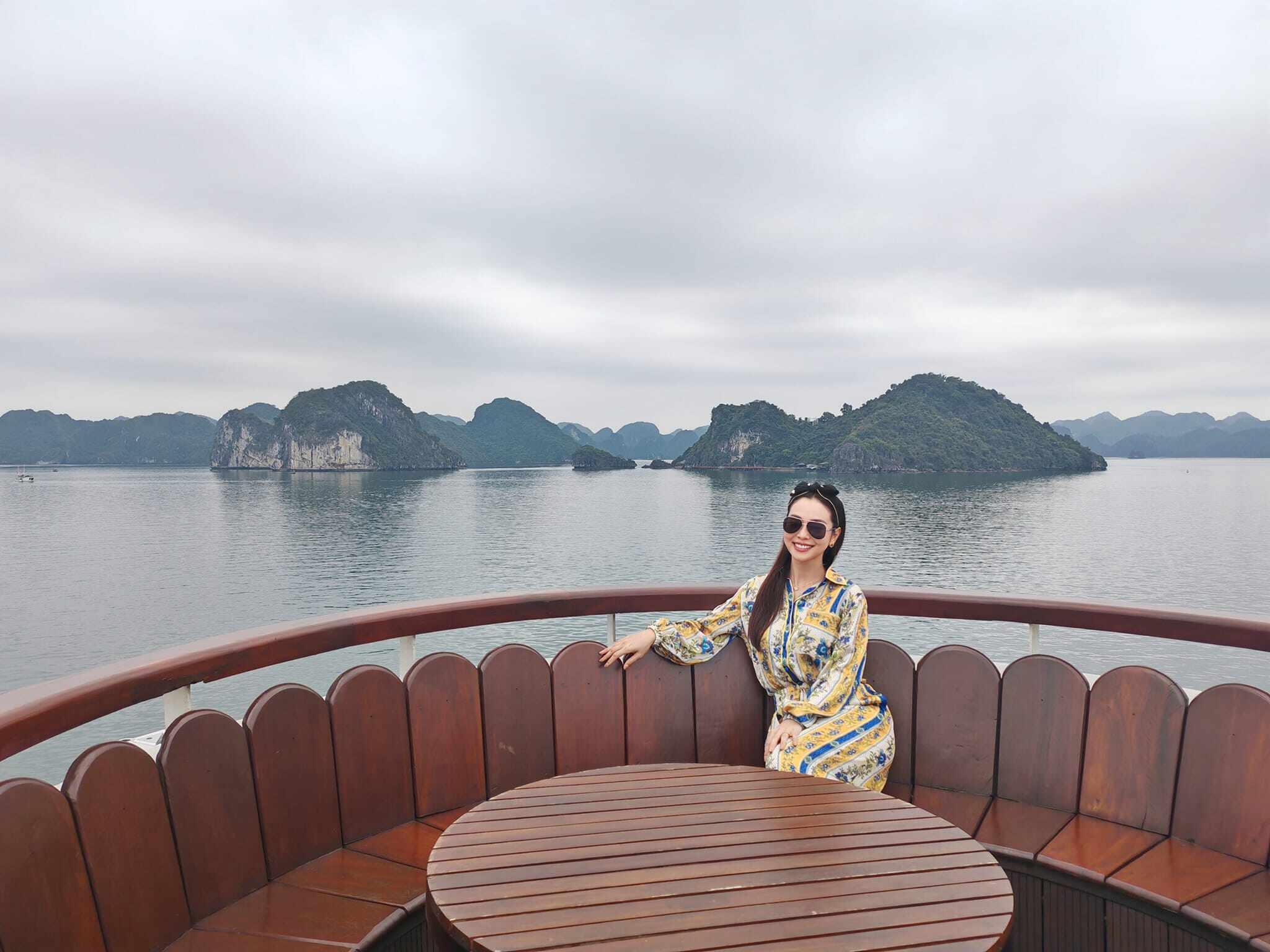 Style đi biển của 3 sao nữ đình đám: Người khoe dáng triệt để với bikini, người amp;#34;kín cổng cao tườngamp;#34; vẫn gây thương nhớ - 7