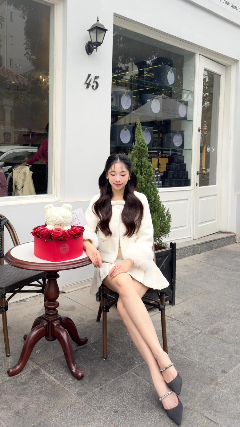 Đôi chân dài miên man và trắng nõn nà của Thuỳ Dương.