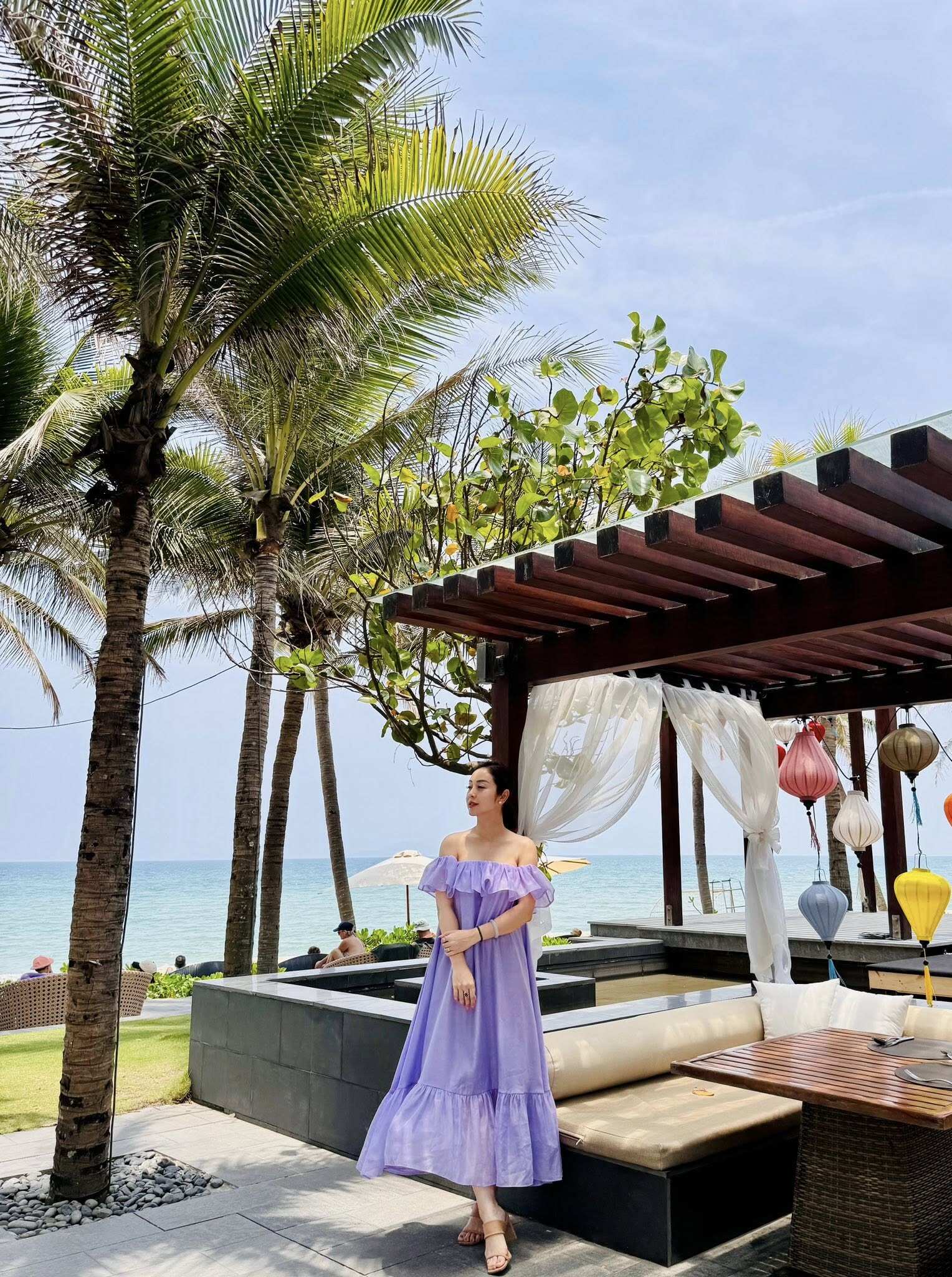 Cô cũng biến hoá với những mẫu đầm hoa, voan, cotton nhẹ nhàng bay bổng khi đi biển. 