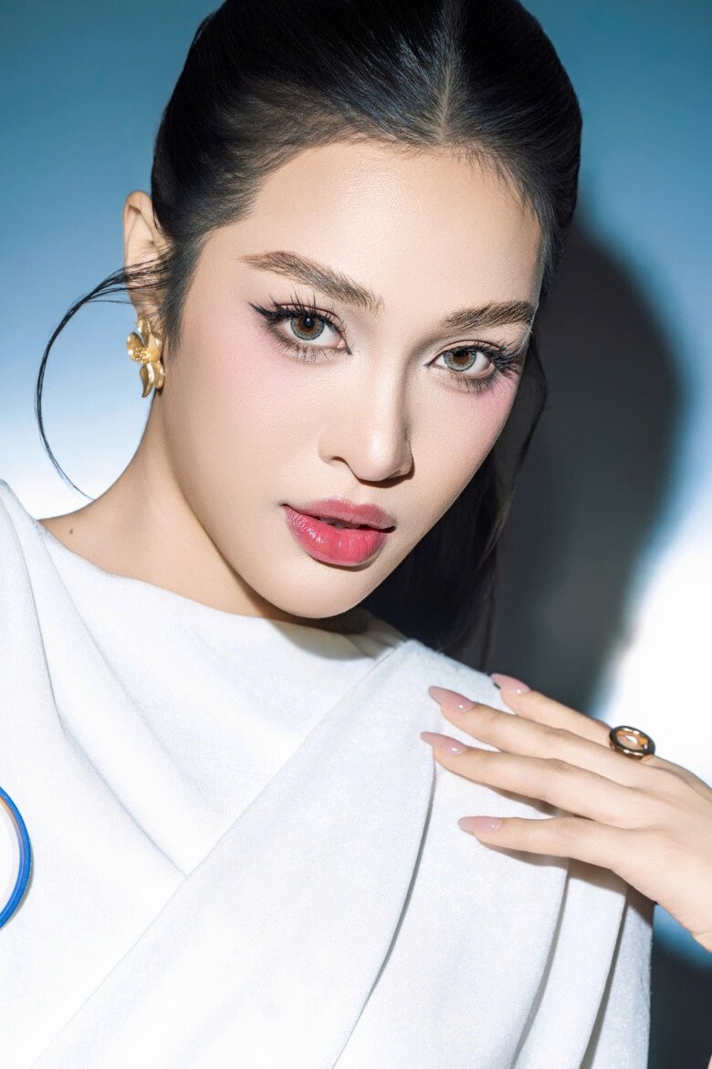 Không chỉ là một người đẹp, Mai Anh còn là một nhà giáo với chứng chỉ Nghiệp vụ Sư phạm dành cho giảng viên đại học, cao đẳng từ Trường Đại học Sư phạm Hà Nội 2.
