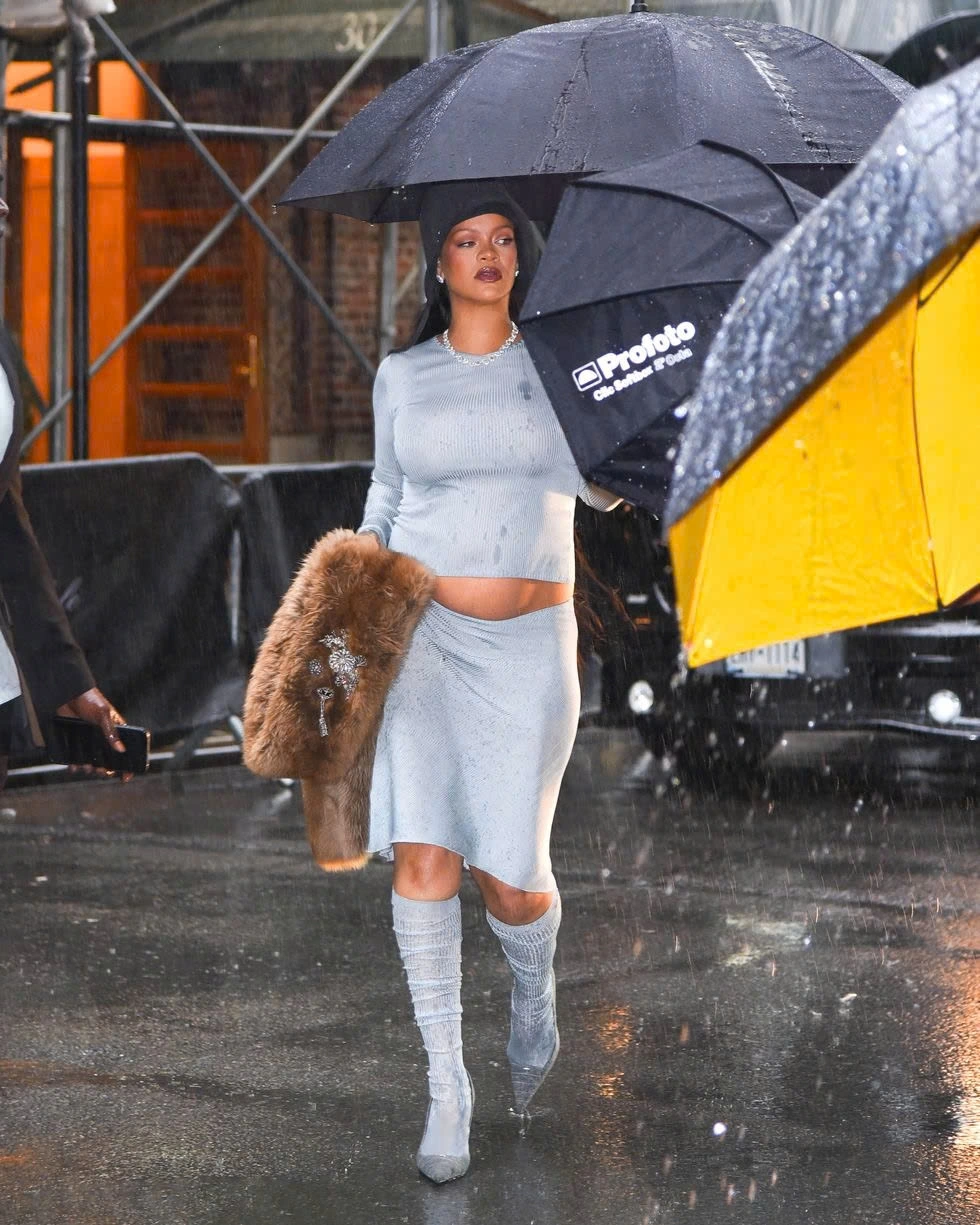 Rihanna đã “định nghĩa lại cuộc chơi” với bộ ảnh công bố mang thai đầu tiên cùng bạn trai A$AP Rocky, nơi cô diện chiếc áo khoác Chanel hồng vintage, quần jeans dài quét đất và những chuỗi dây chuyền vàng đính đá nhiều màu đung đưa trên bụng trần.