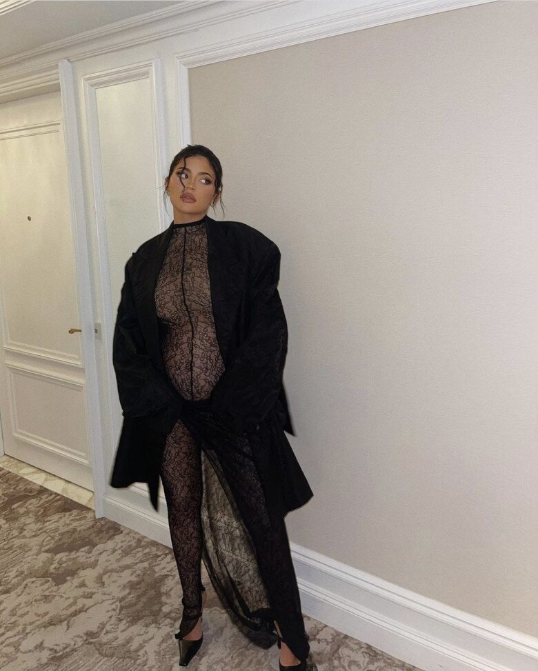 Triệu phú 9x Kylie Jenner diện mẫu jumpsuit ren đen gần như trong suốt của LaQuan Smith, kết hợp blazer và phụ kiện tiệp màu. Cô từng là bà bầu tôn đường cong nhiều nhất trong showbiz. 