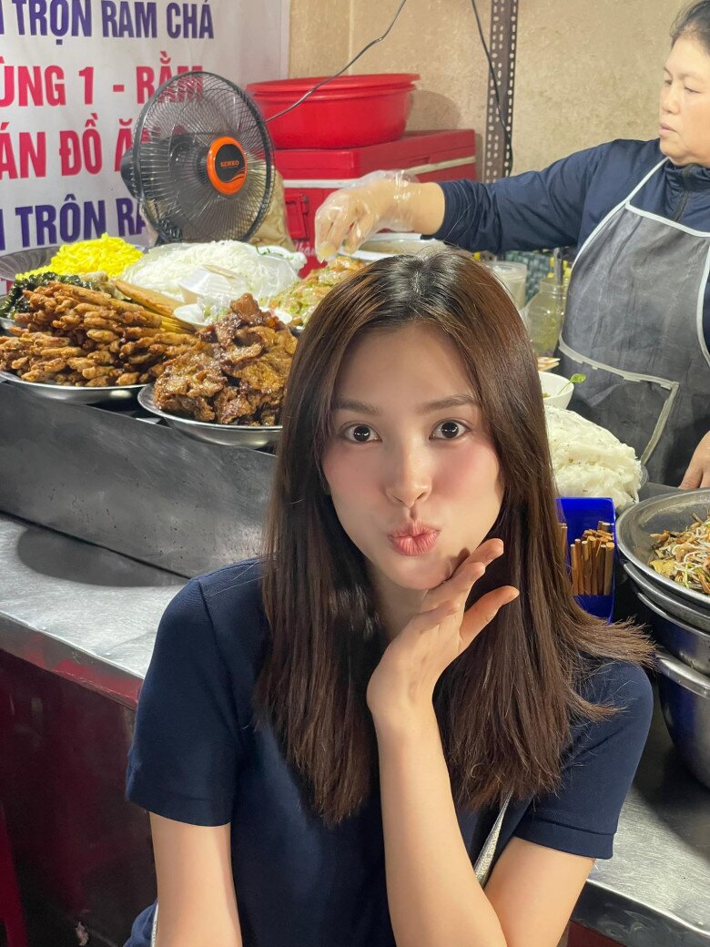 Không chỉ nhờ trang điểm, khi để mặt mộc thì nhan sắc của Tiểu Vy cũng bừng sáng.