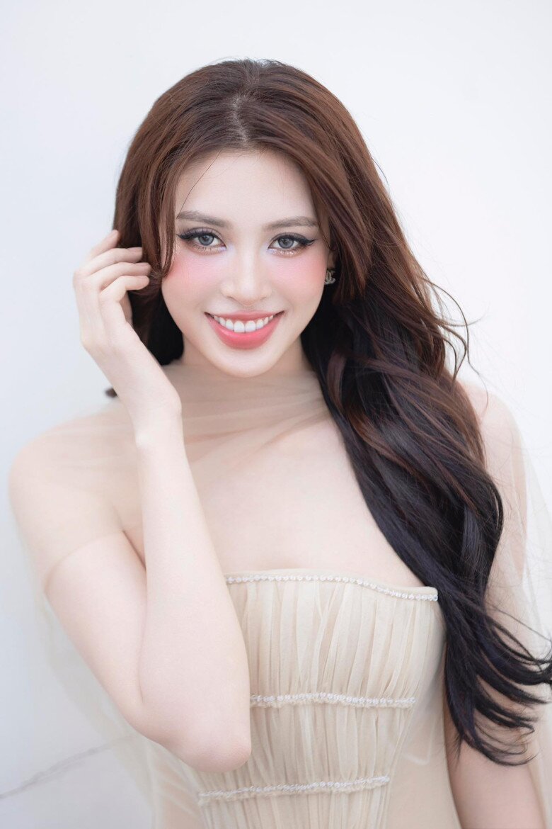 Tiểu Vy được cho là xứng danh với mỹ nhân ngàn năm có một với vẻ đẹp tự nhiên rực rỡ.