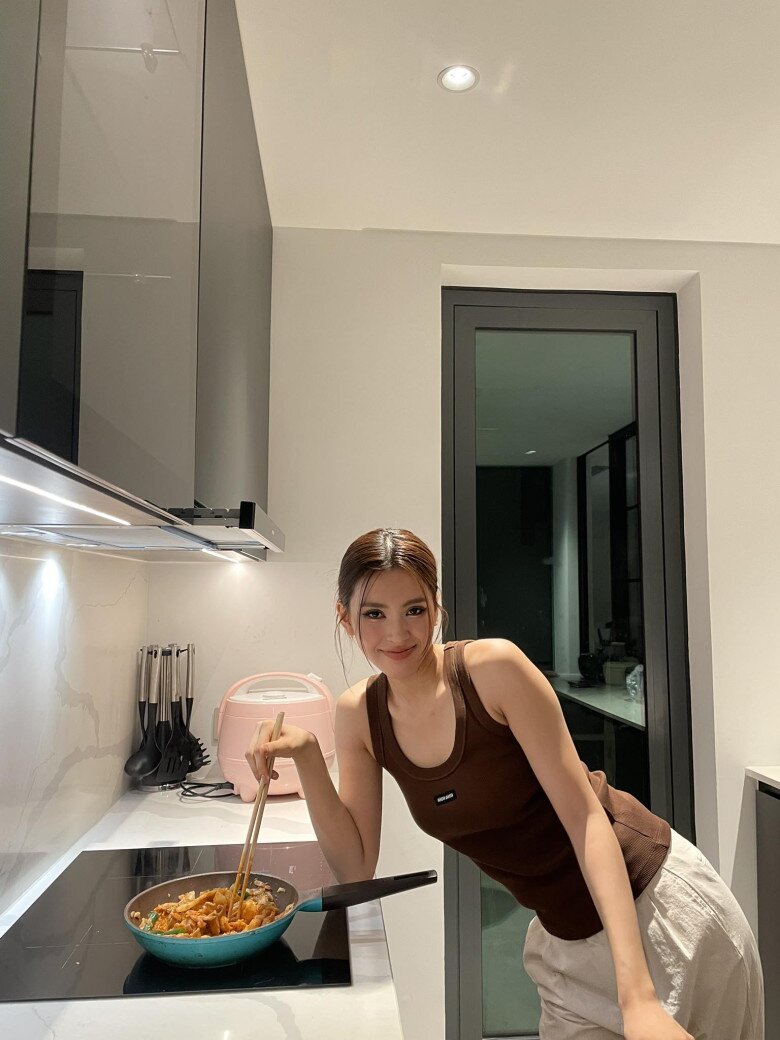 Nàng hậu tự tay vào bếp nấu ăn để quản lý được thực phẩm mà cô nạp vào cơ thể.
