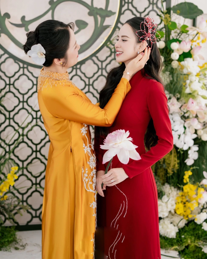 Cô dâu Hương Liên là một hot girl, người mẫu đình đám trên mạng xã hội Việt. 