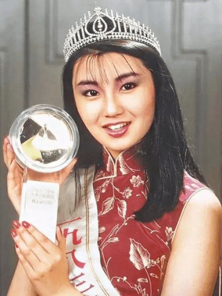 Trương Mạn Ngọc sinh năm 1964 ở Hong Kong, bố mẹ là người Thượng Hải. Từ năm 8 tuổi, Mạn Ngọc theo bố mẹ di cư sang Anh. Những năm 1970, bóng dáng người châu Á còn rất ít gặp ở nơi Mạn Ngọc sinh sống, cô là người Đông Á duy nhất trong trường học, gặp phải sự kỳ thị từ bạn bè. 