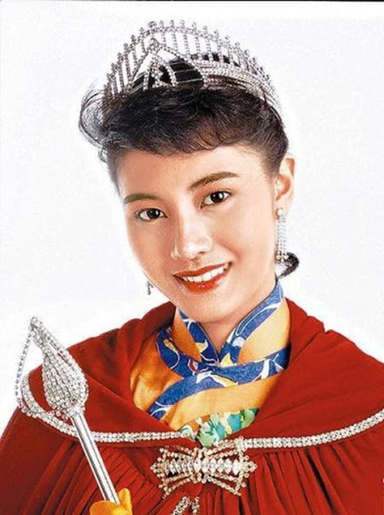 Lý Gia Hân đăng quang Hoa hậu Hong Kong năm 1988. Cũng năm đó, cô giành ngôi vị cao nhất cuộc thi Hoa hậu gốc Hoa quốc tế. Nhan sắc lộng lẫy của cô gái 18 tuổi bấy giờ chinh phục người Hong Kong. Từ khi đăng quang đến nay, Lý Gia Hân luôn là Hoa hậu nổi bật với nhan sắc ngày càng mặn mà đằm thắm và cách trang điểm, ăn mặc thanh lịch.