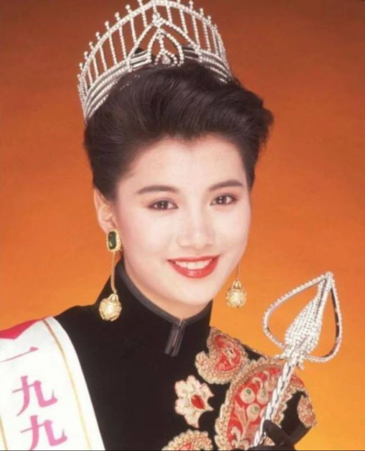 Viên Vịnh Nghi sinh năm 1971, cô đăng ký dự thi Hoa hậu Hong Kong năm 1990. Vóc dáng cao ráo, đôi mắt to có hồn của cô chinh phục ban giám khảo. Ngoài ngôi Hoa hậu, Viên Vịnh Nghi còn đoạt danh hiệu Người đẹp ăn ảnh của cuộc thi năm đó.