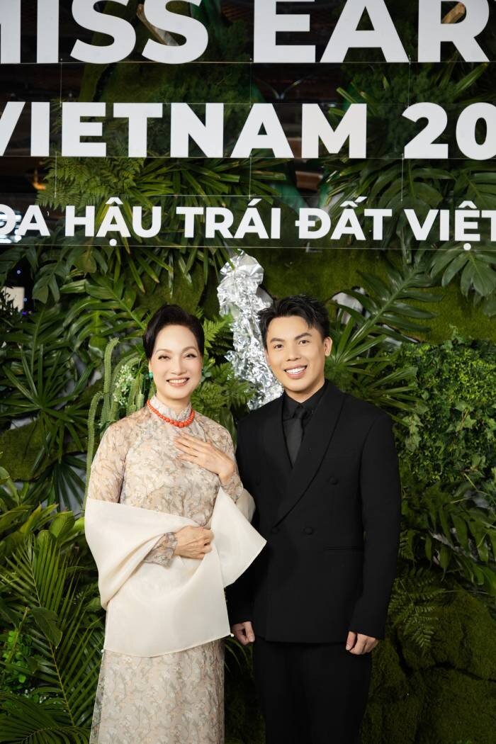 NSND Lê Khanh và ông Phạm Duy Khánh, trưởng BTC cuộc thi Miss Earth Vietnam 2025.
