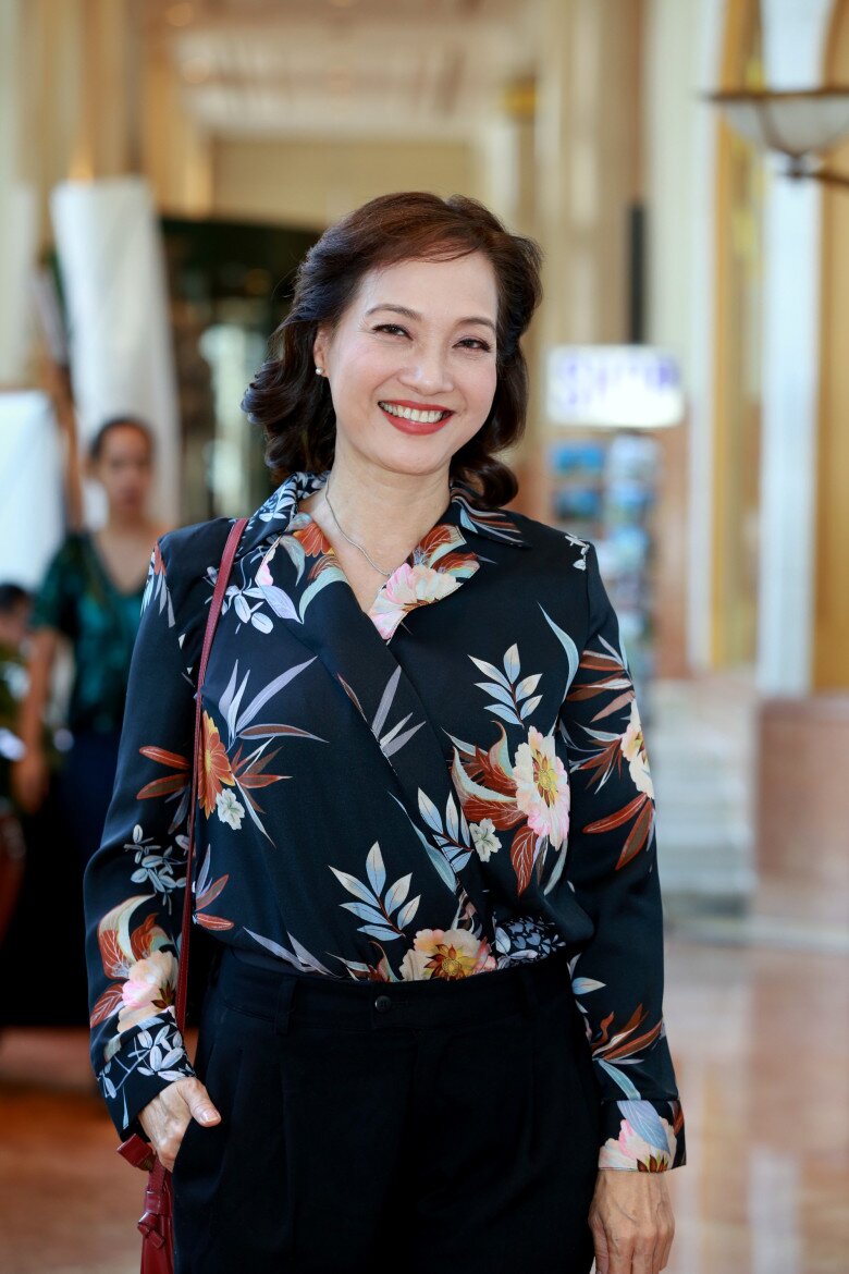 Lê Khanh luôn duyên dáng với nụ cười tươi như hoa.