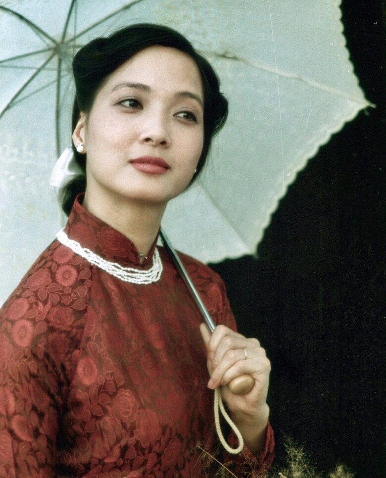 Gương mặt thanh thoát, làn da trắng mịn màng không tì vết.