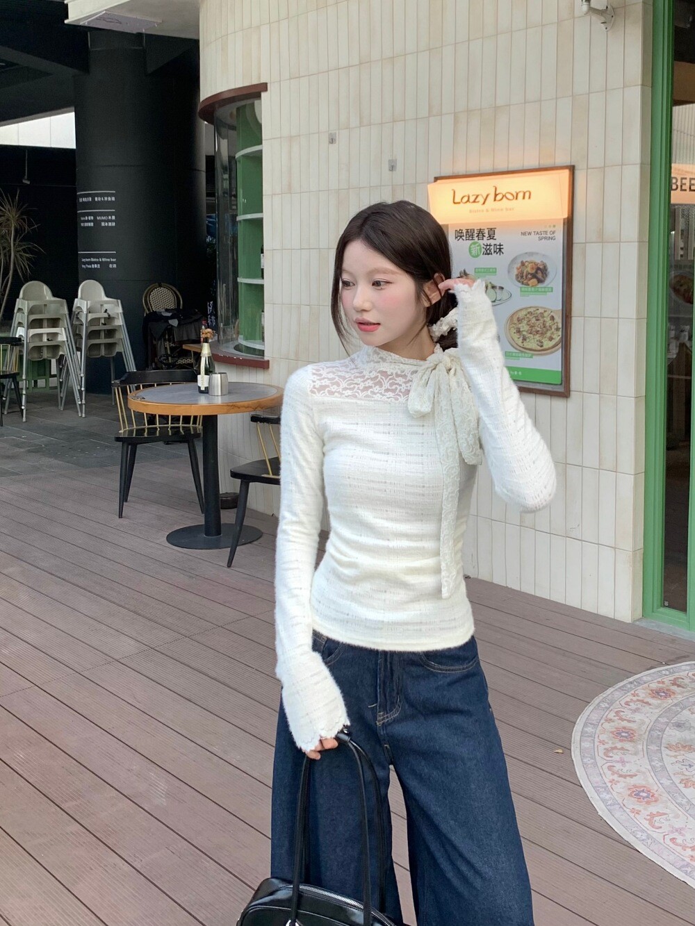 Mẫu áo trắng ren xuyên thấu hai lớp này đẹp như nàng thơ lại được nàng hậu mua với giá chưa tới 150 ngàn đồng.